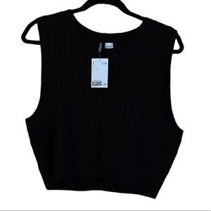 Sleeveless Round neck cable knit sweater vest